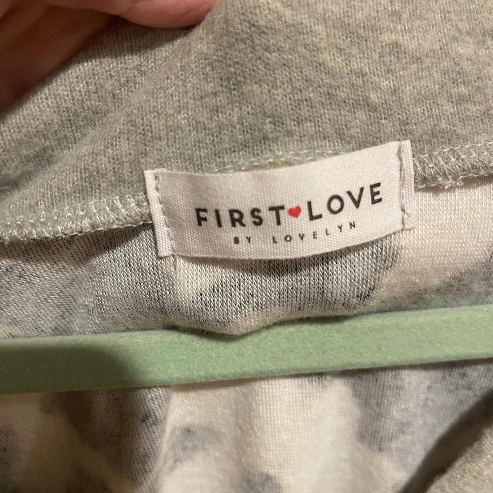 Cow print‎ light weight sweatshirt - Picture 2 of 4